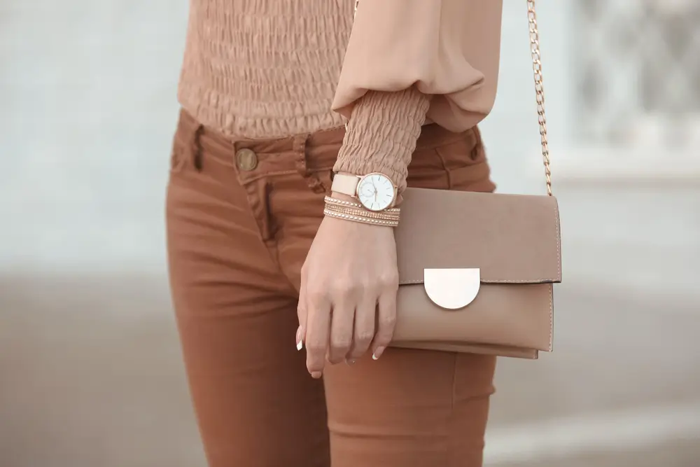 Žena v hnědém outfitu