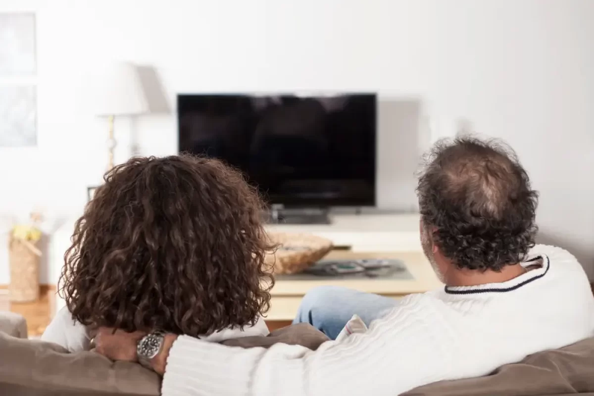 Pár se dívá na televizi
