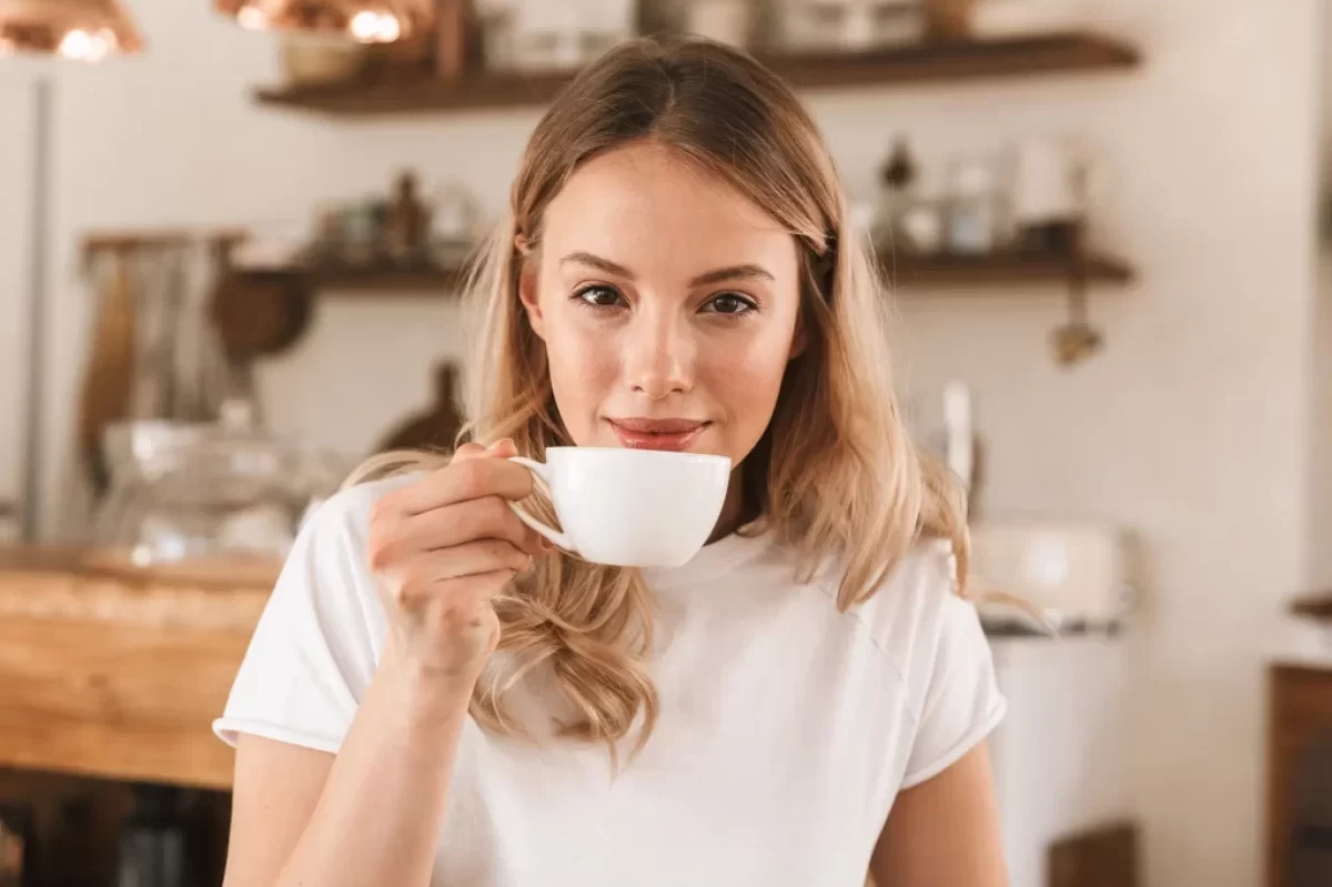 žena pije čaj
