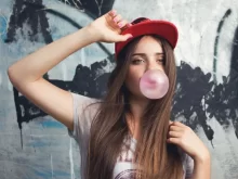 Žena dělá bublinu žvýkačkou
