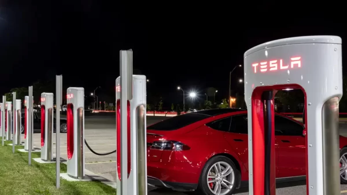 Tesla na superchargeru