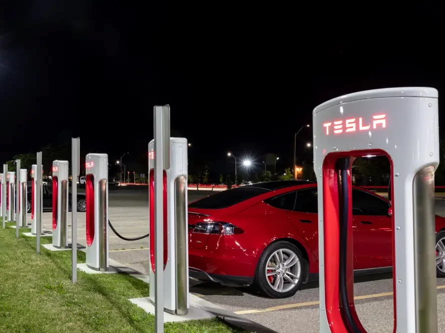 Tesla na superchargeru