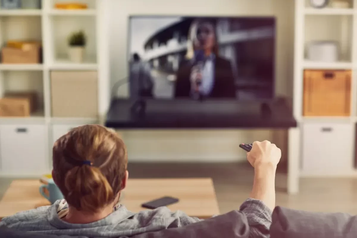 Žena se dívá na televizi