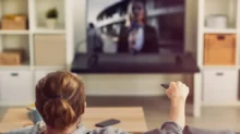 Žena se dívá na televizi