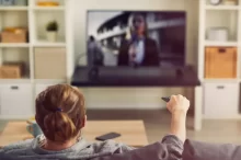 Žena se dívá na televizi