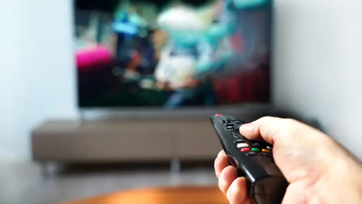 Muž zapíná televizi