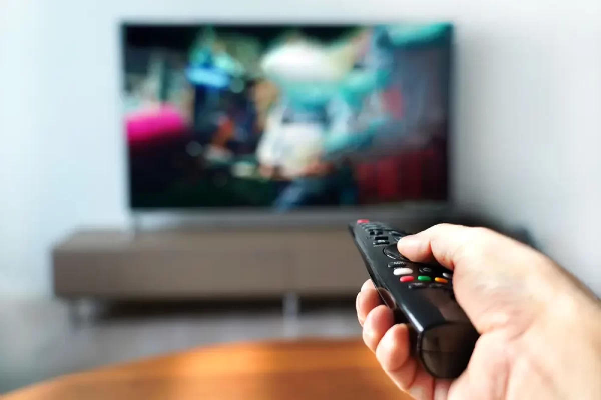 Muž zapíná televizi