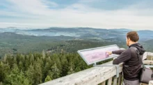 muž se dívá z rozhledny do kraje