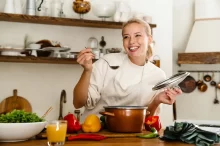 žena ochutnává polévku