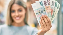 žena držící bankovky