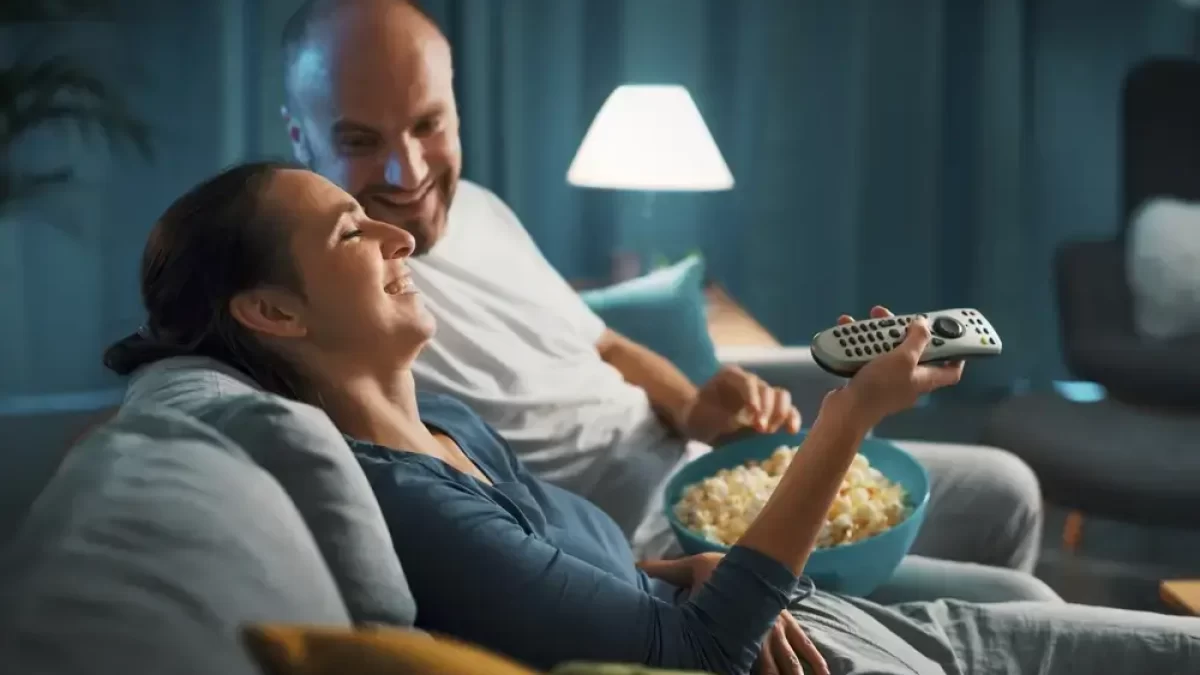 Pár sleduje televizi