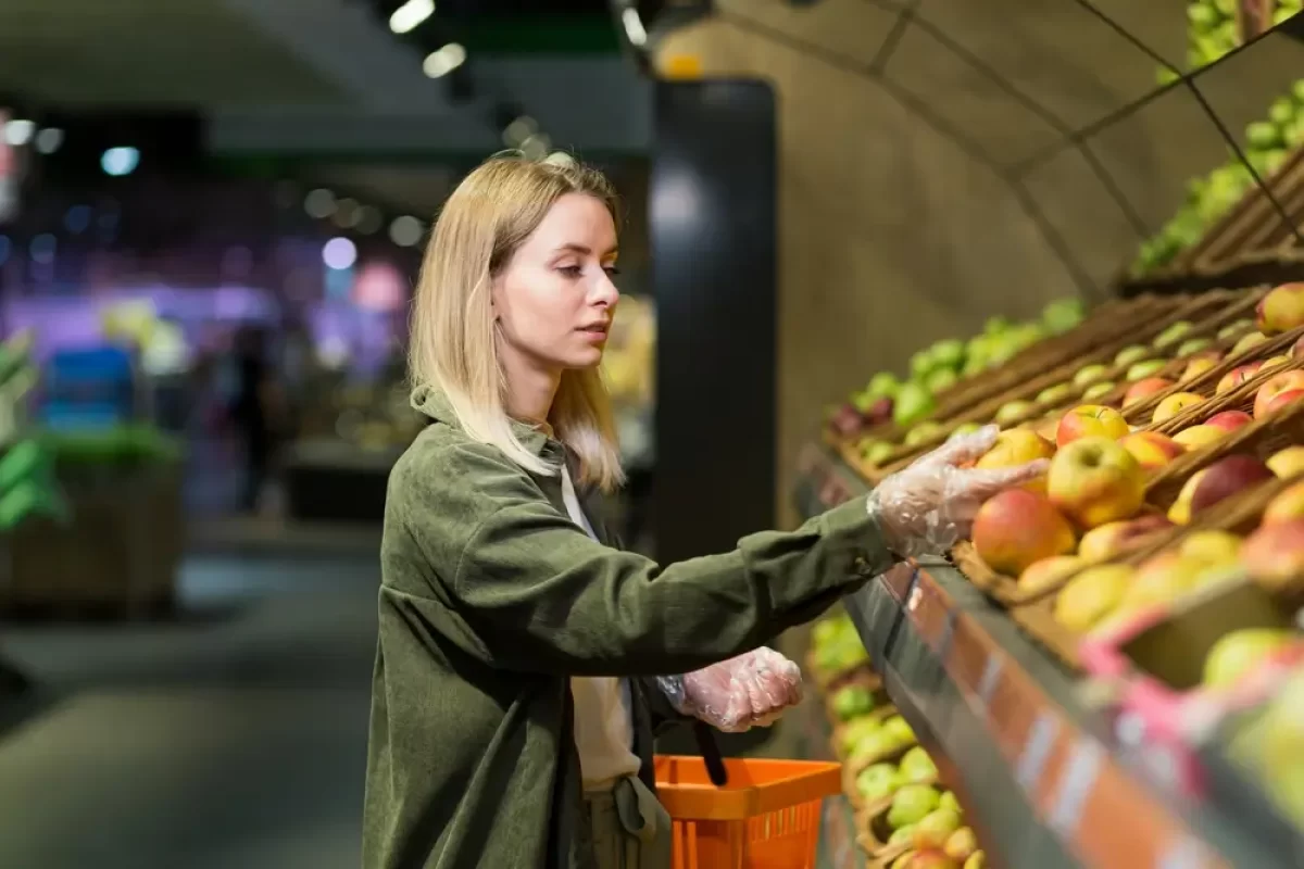 Žena nakupuje ovoce v obchodě