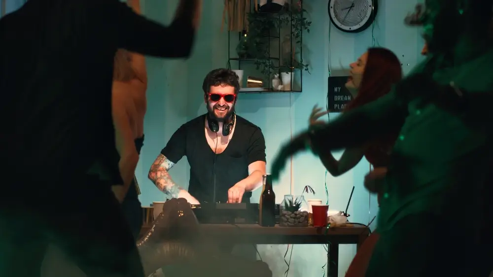 - Techsvět DJ hraje na domácí párty