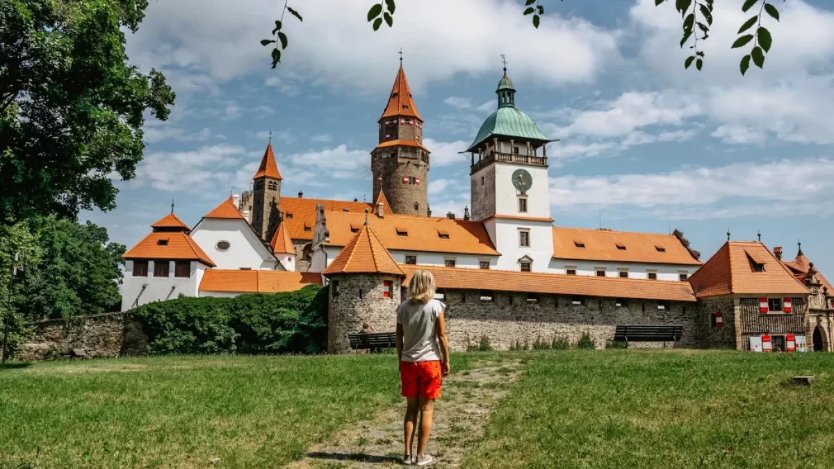 turistka před hradem Bouzov