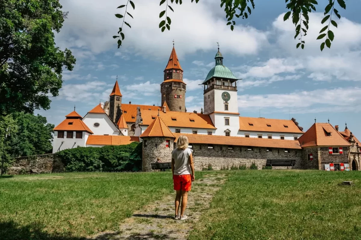 turistka před hradem Bouzov