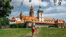 turistka před hradem Bouzov