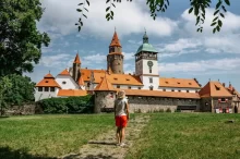 turistka před hradem Bouzov