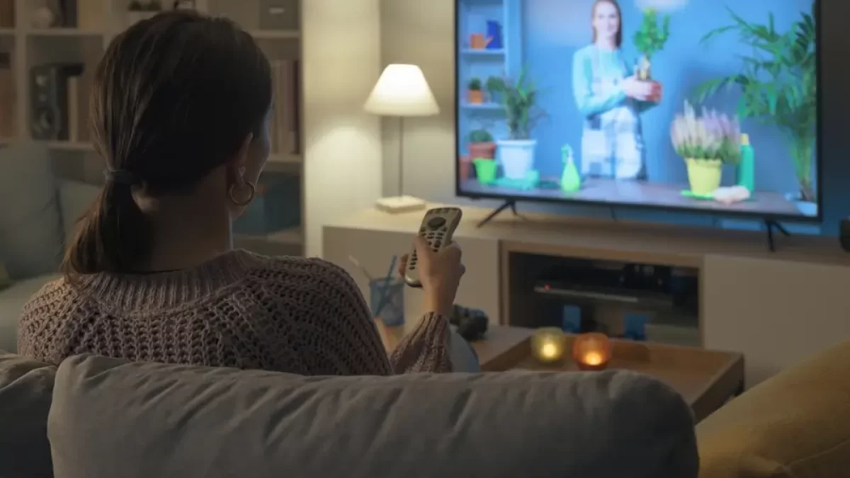 Žena se dívá na TV