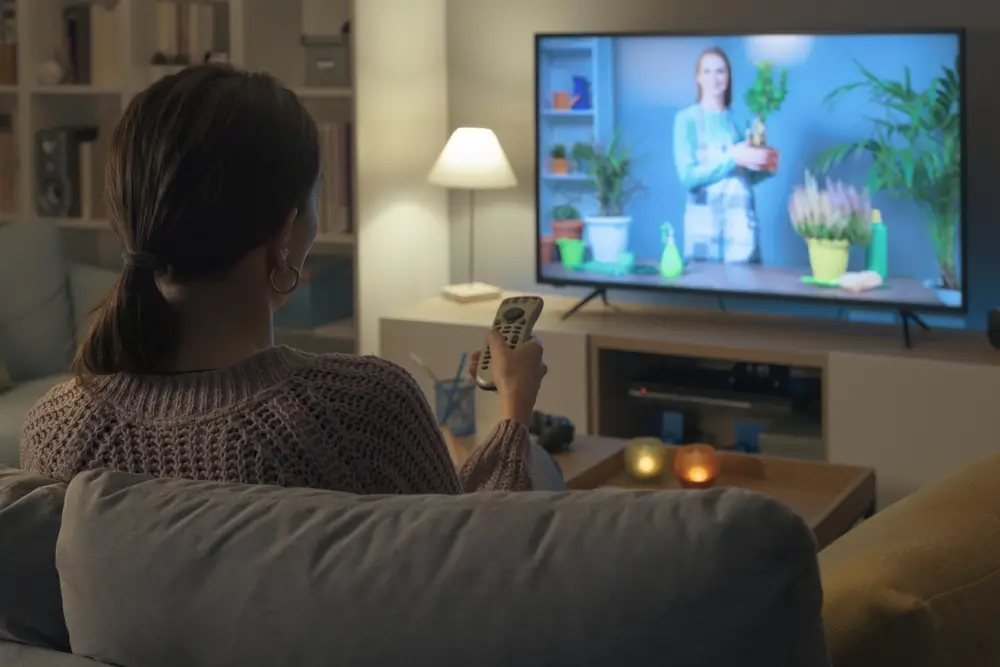 Žena se dívá na TV