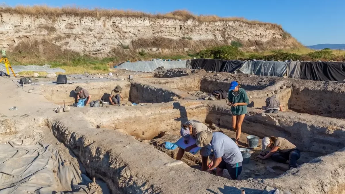 Archeologové provádějí vykopávky