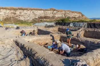 Archeologové provádějí vykopávky