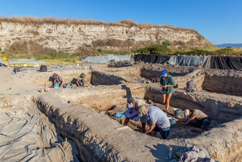 Archeologové provádějí vykopávky
