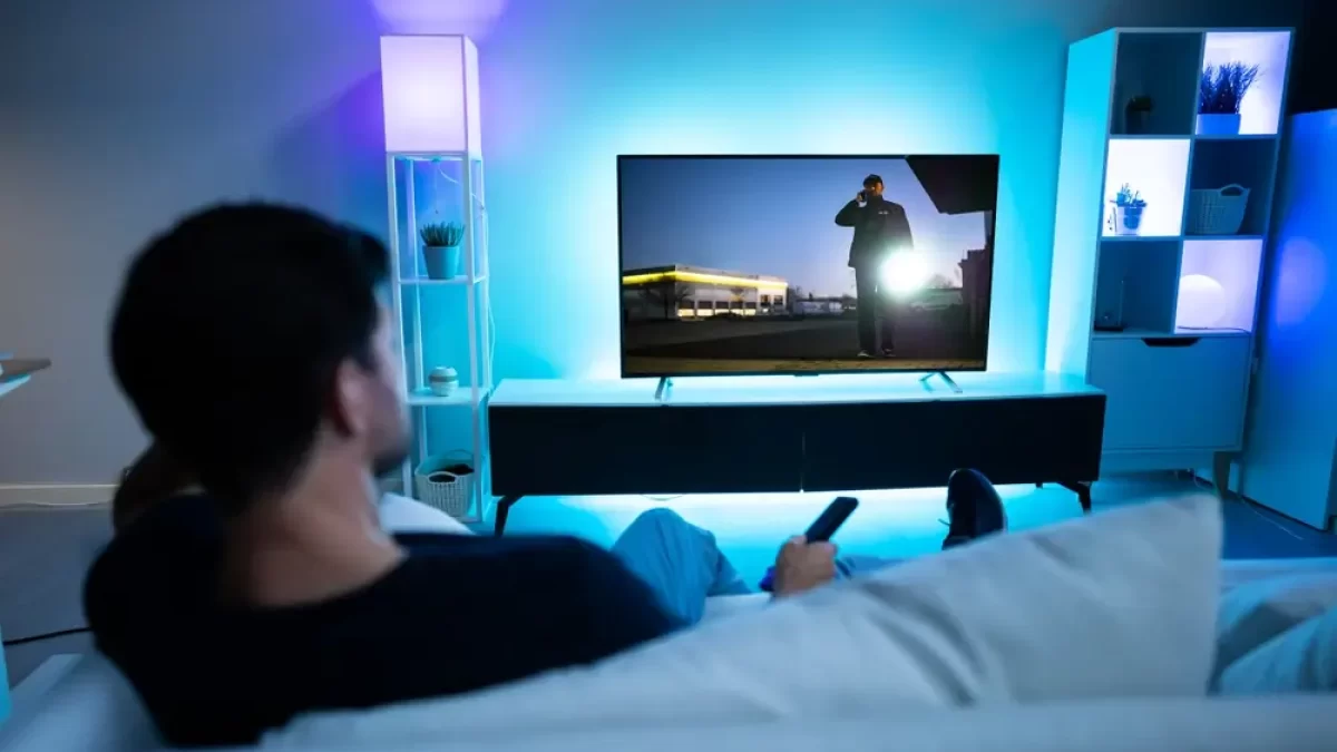 Žena se dívá na televizi