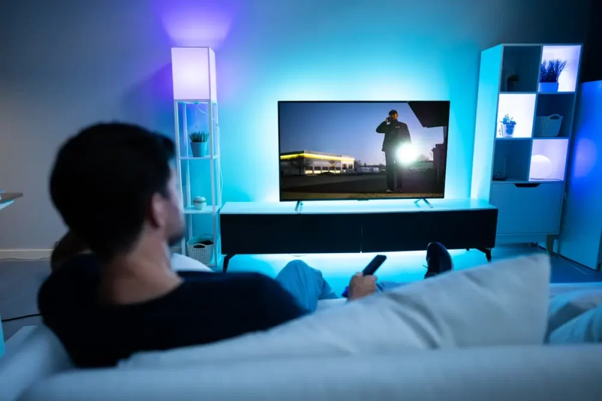 Žena se dívá na televizi