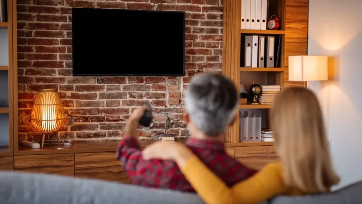 Pár se dívá na televizi