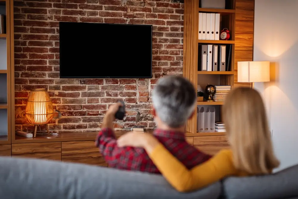Pár se dívá na televizi