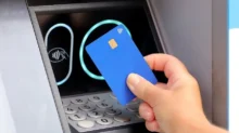 ruka s kartou u bankomatu