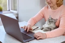 Žena pracuje na notebooku