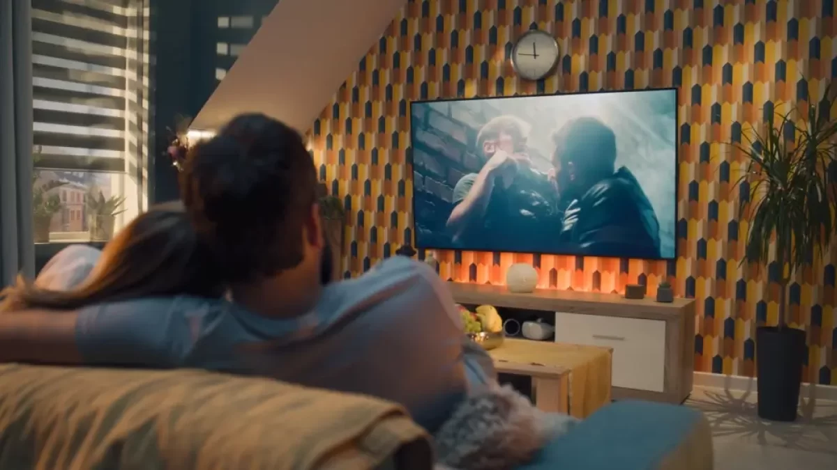 Pár sleduje televizi
