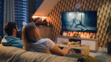 Pár se dívá na televizi