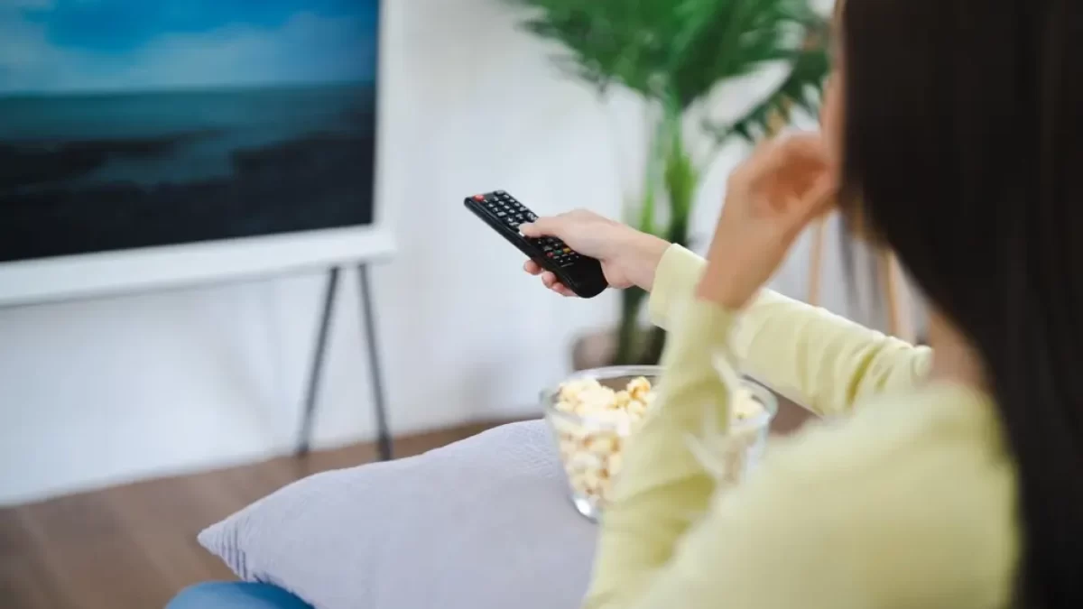 Žena se dívá na televizi