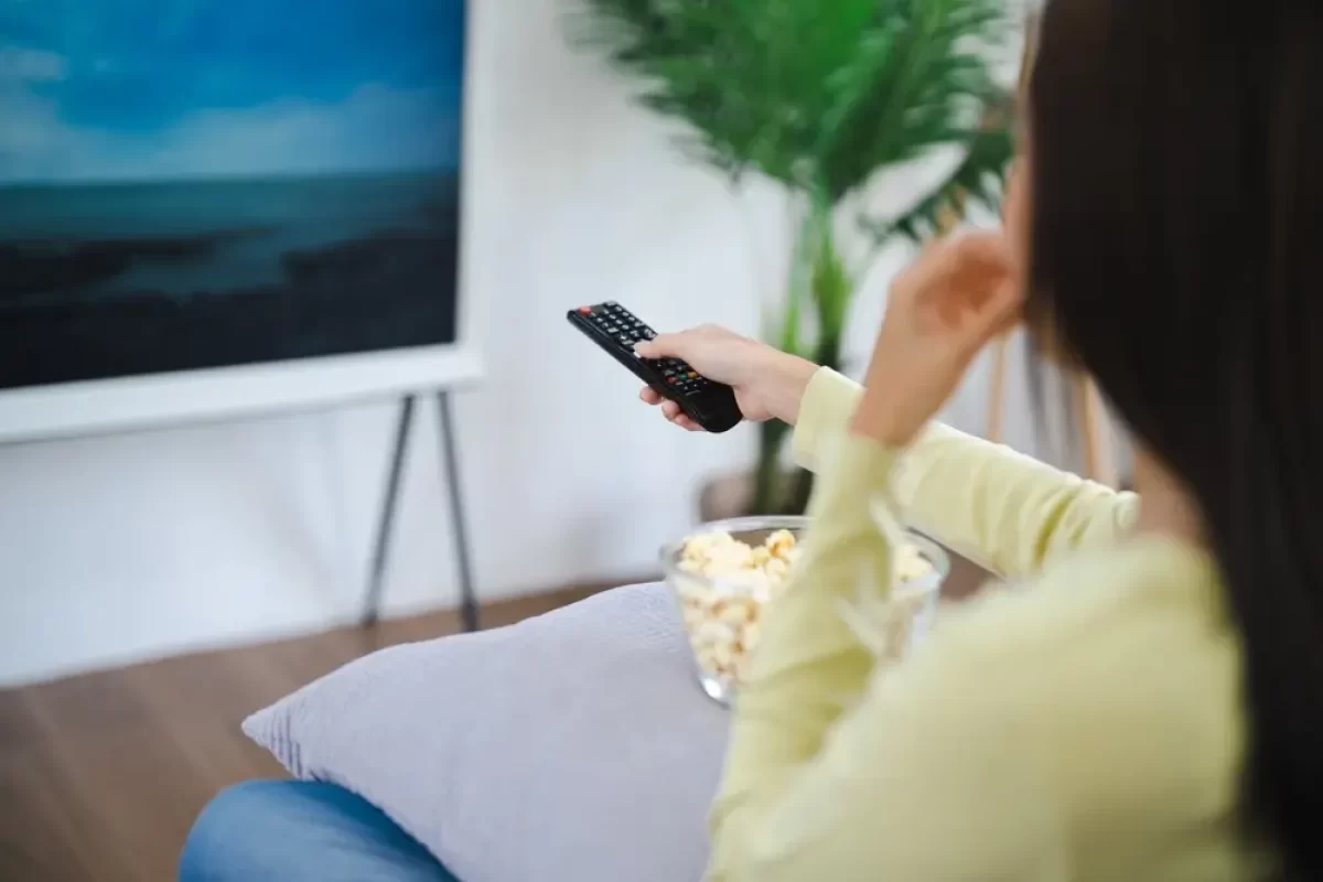 Žena se dívá na televizi
