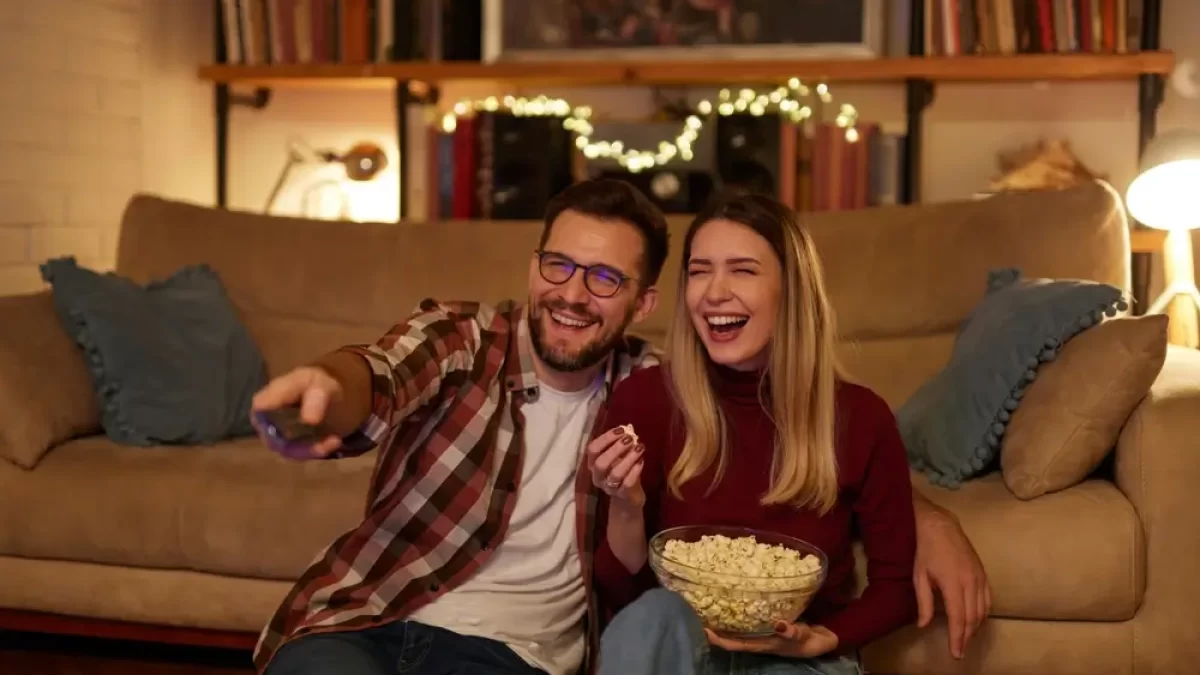 Mladý pár se dívá na televizi