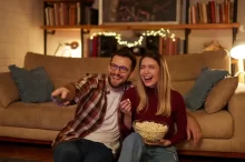 Mladý pár se dívá na televizi