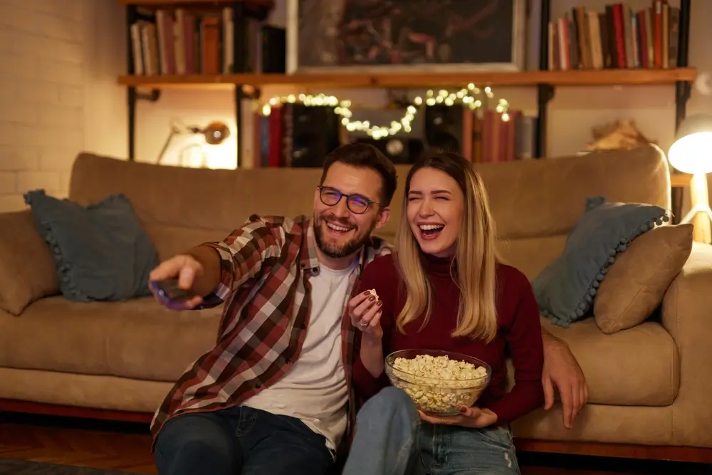 Mladý pár se dívá na televizi