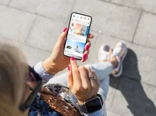 Žena kouká na facebook na smartphonu