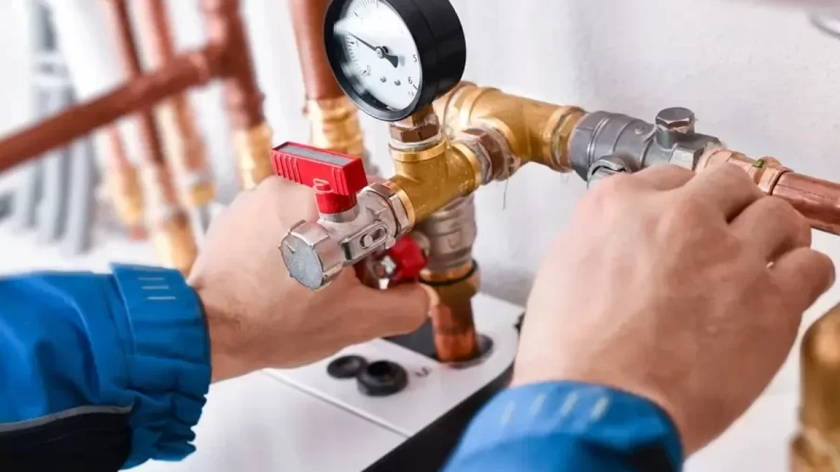 Technik montuje měřák vody