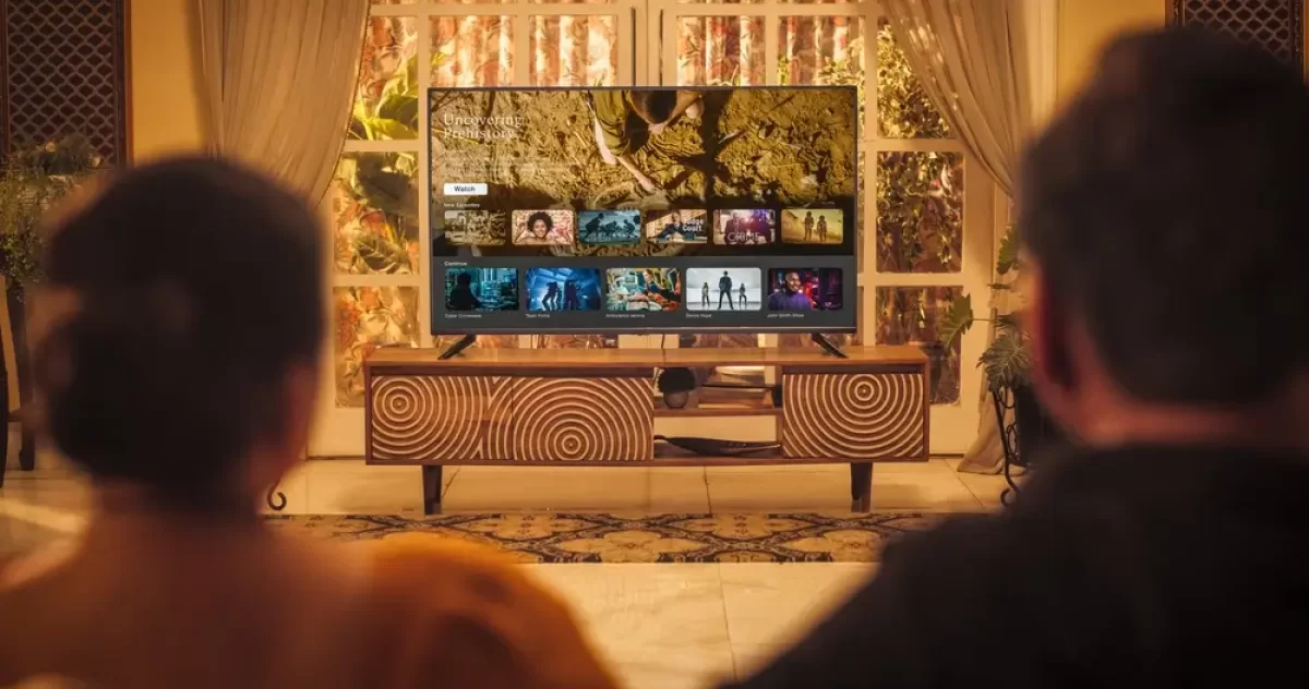 Pár se dívá na televizi