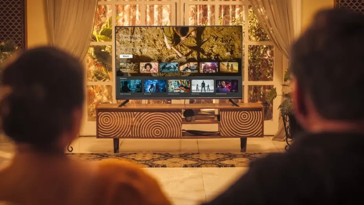 Pár se dívá na televizi