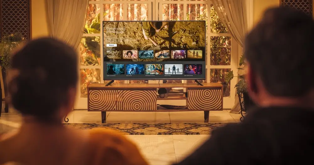 Pár se dívá na televizi