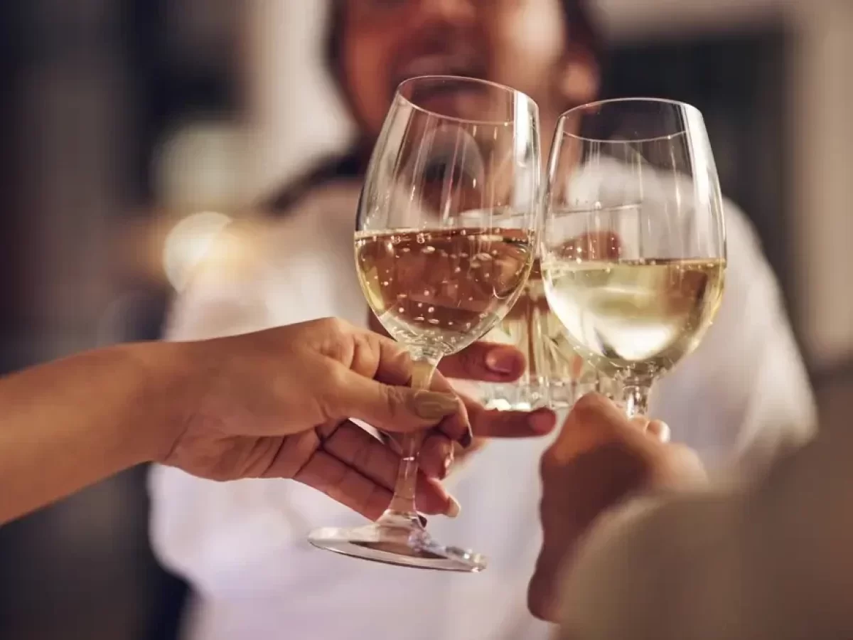 Lidé si ťukají skleničkami při oslavě