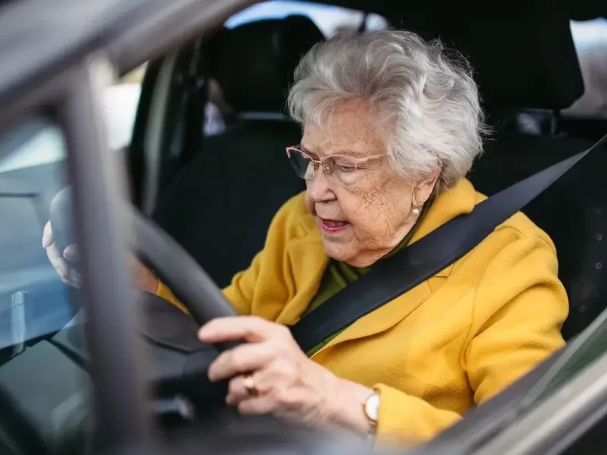 Seniorka za volantem