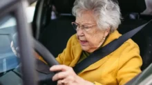 Seniorka za volantem