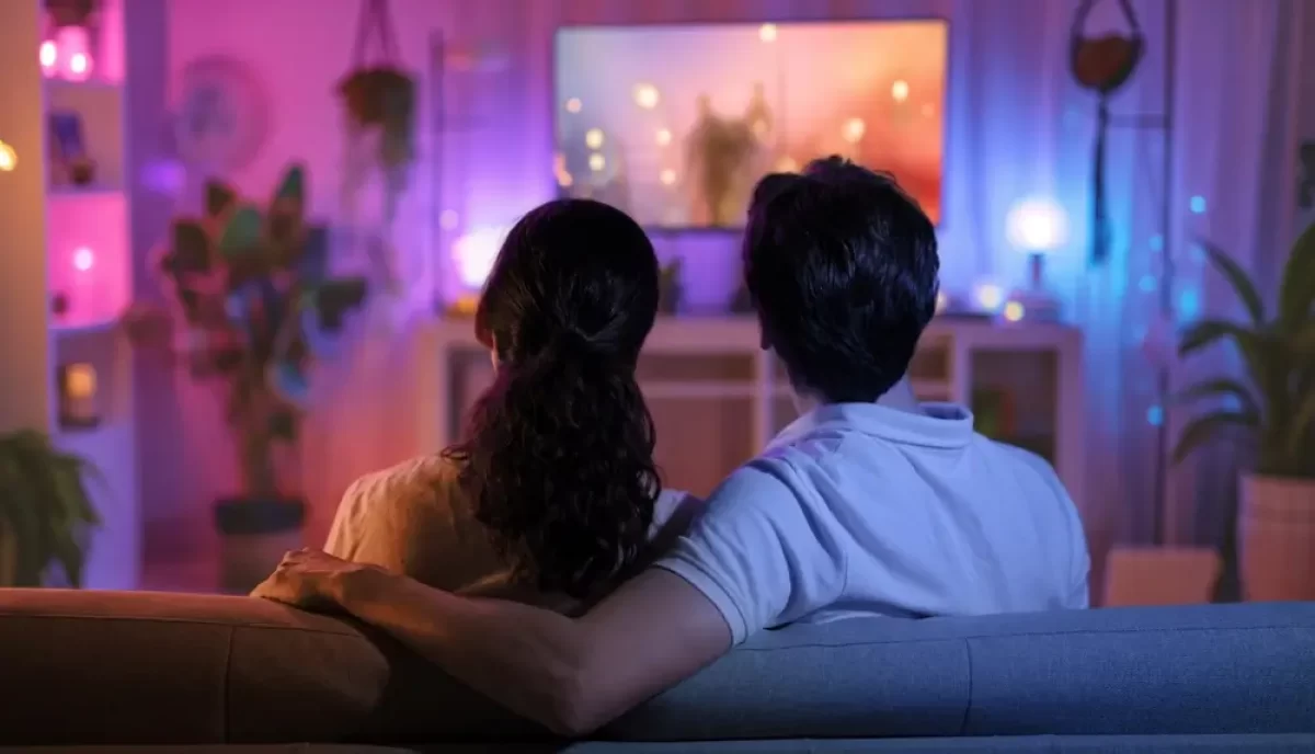 Mladý pár sleduje televizi
