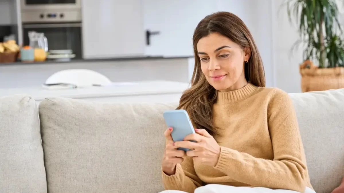 Žena se dívá do mobilu