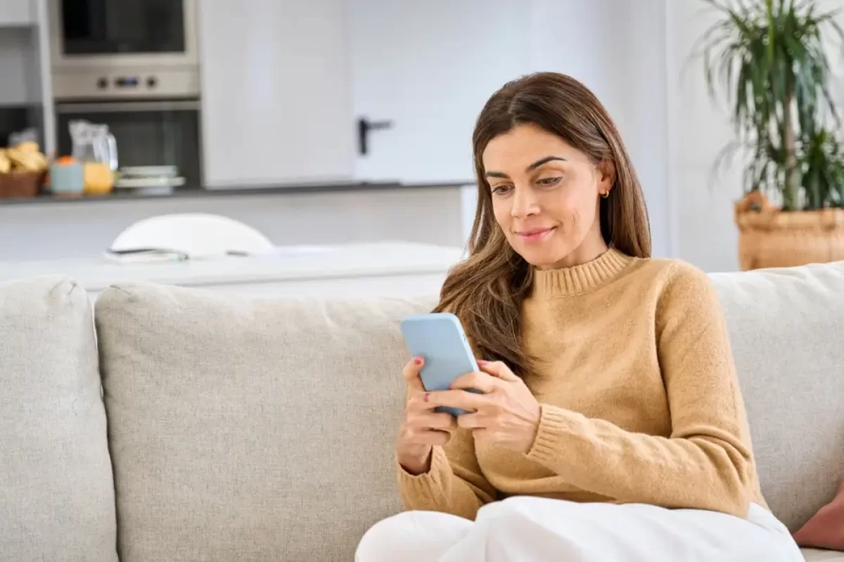 Žena se dívá do mobilu